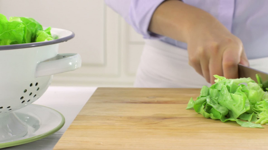 Gazpacho van kropsla, tuinerwten en bieslook stap 2.mov