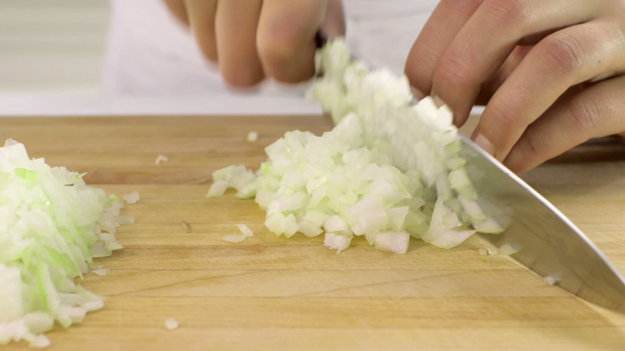 Gazpacho van kropsla, tuinerwten en bieslook stap 1.mov