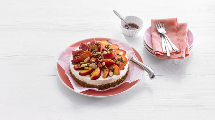 Nectarinecheesecake met dadel-notenbodem