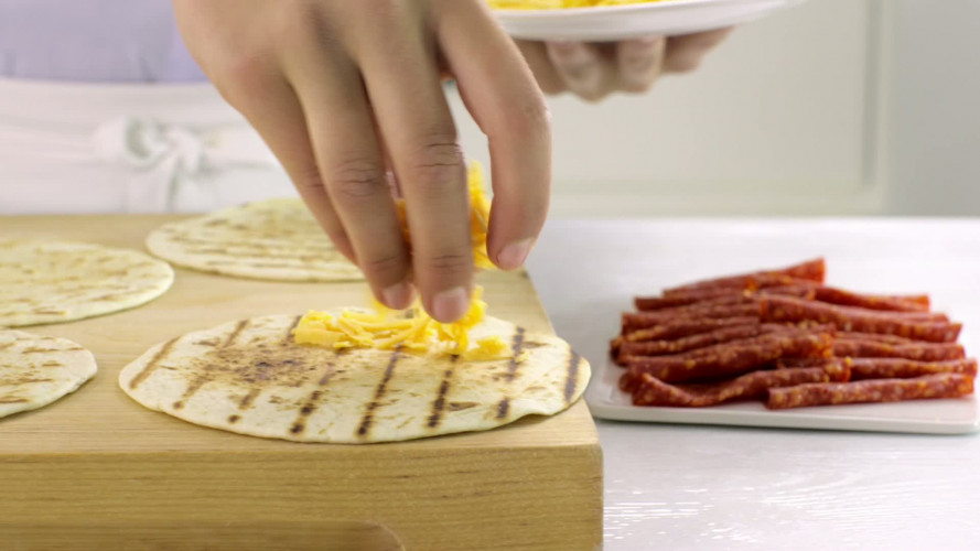 Tortillapizzas met chorizo en avocado stap 5.mov