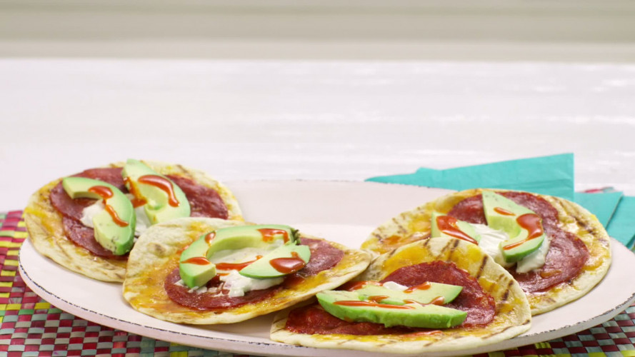 Tortillapizza's met chorizo & avocado