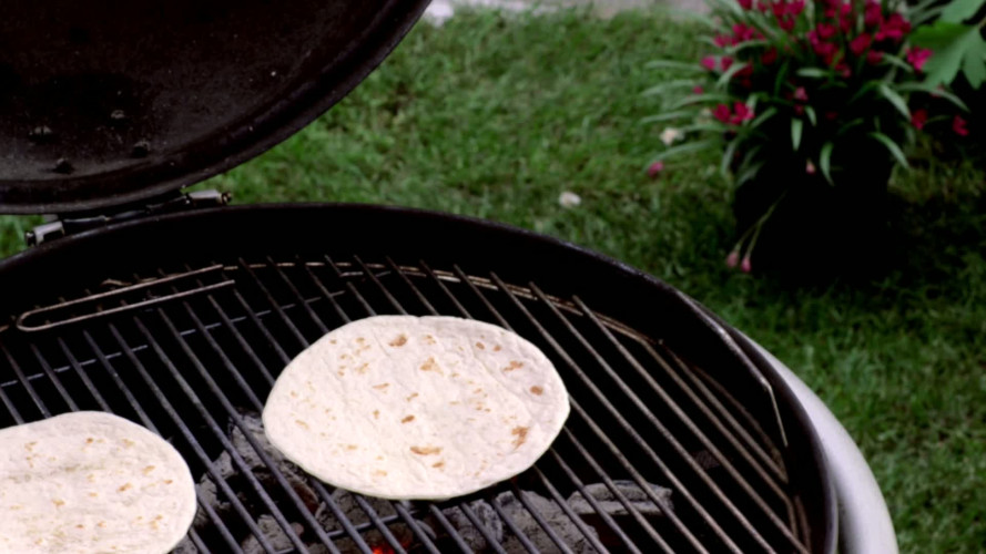 Tortillapizzas met chorizo en avocado stap 4.mov