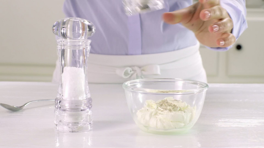 Tortillapizzas met chorizo en avocado stap 3.mov