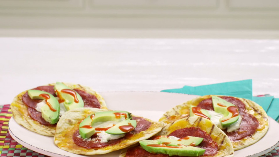 Tortillapizzas met chorizo en avocado stap 7.mov