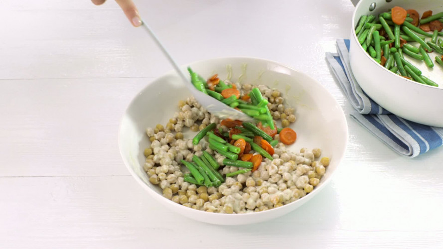 Kikkererwtensalade met zalm stap 7.mov