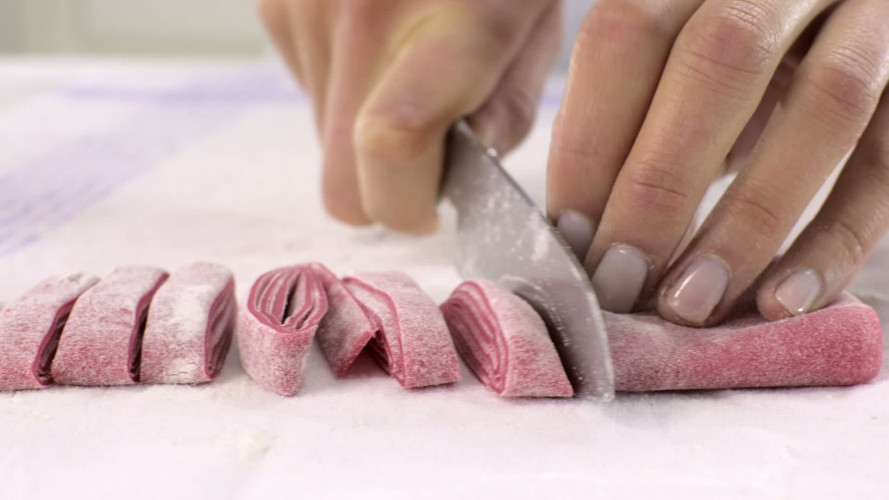 Bietentagliatelle met basilicum stap 6.mov