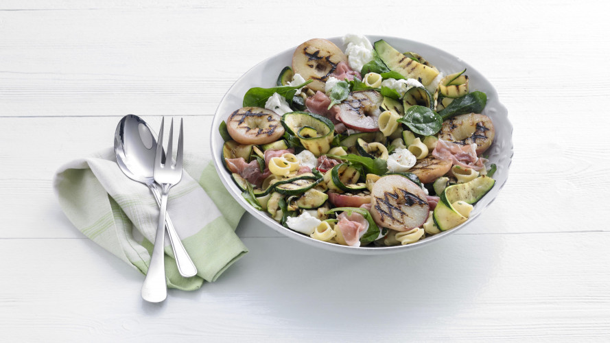 Pastasalade met ham, courgette en perzik