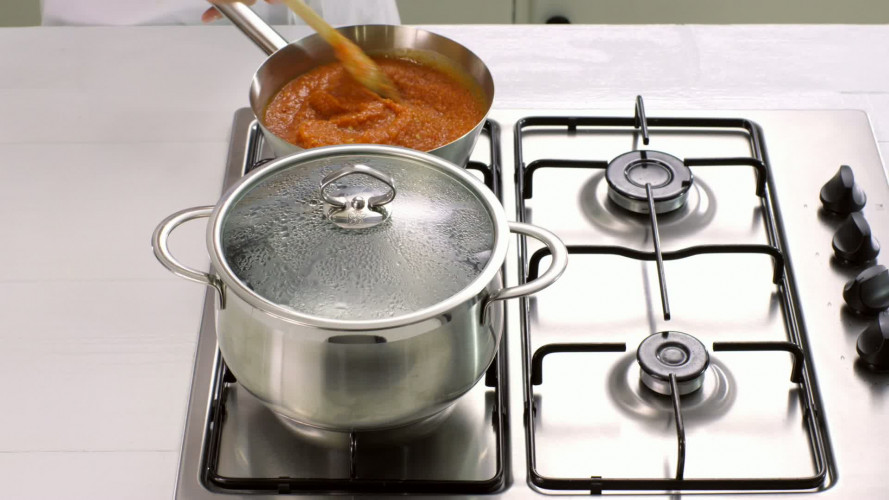 Gnocchi met hazelnoten in tomatensaus stap 12.mov