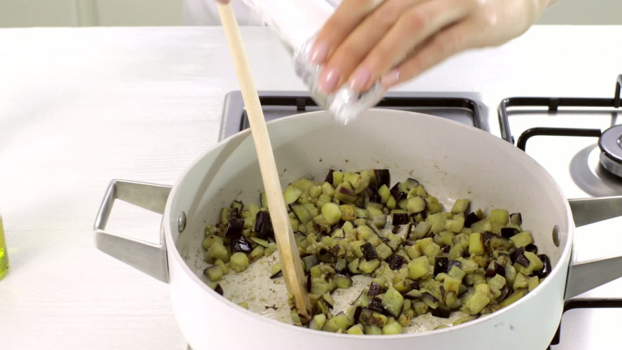 Pastasalade met aubergine en noten stap 2.mov