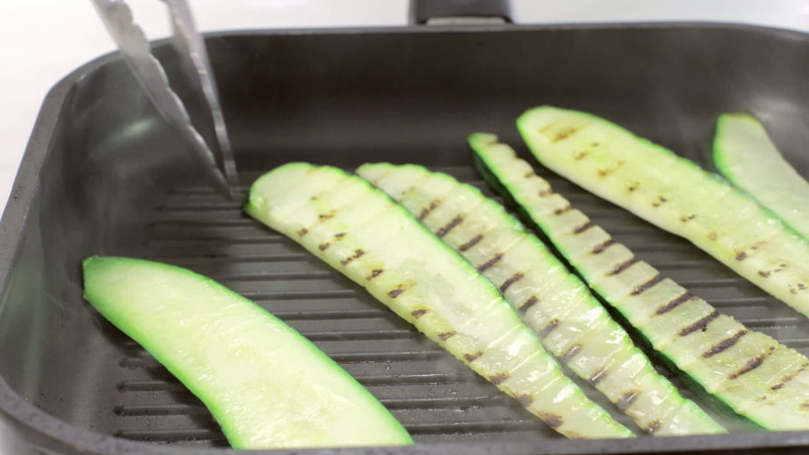 Pastasalade met ham, courgette en perzik stap 6.mov