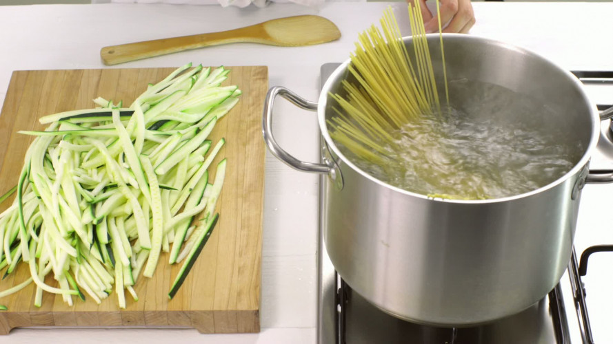 Kamutspaghetti met pecorino en pesto stap 3.mov