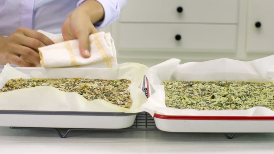 Crackers met lijnzaad en pompoenpitten stap 6.mov