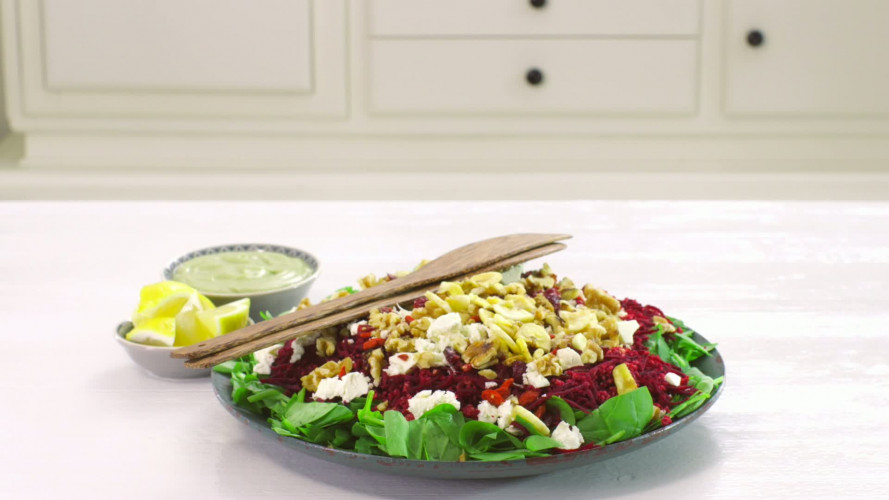 Powerfoodsalade met spinazie, bieten en avocadodressing 