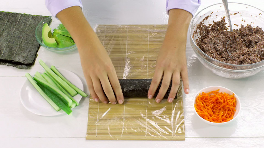 Quinoasushi met avocado stap 7.mov