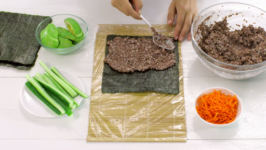 Quinoasushi met avocado stap 5.mov