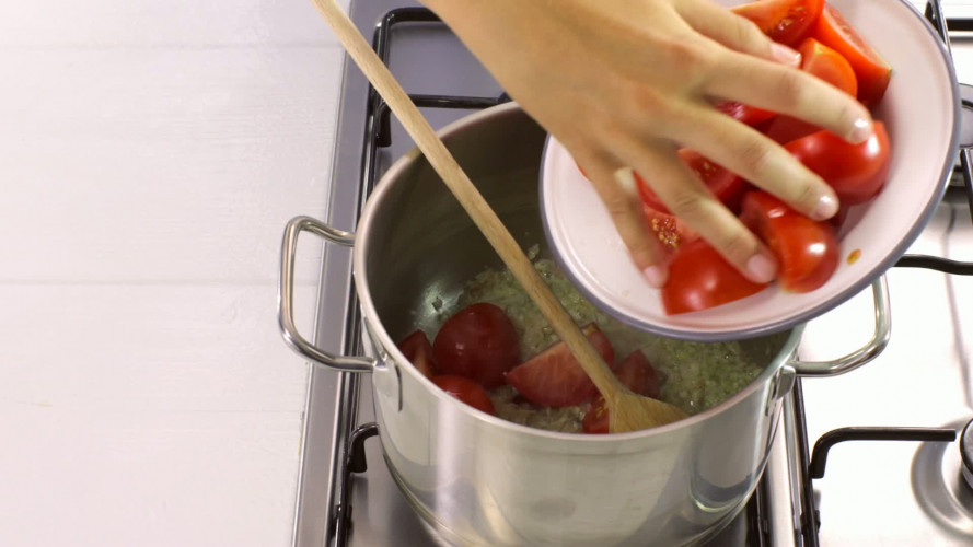 TOMATENSOEP MET VERSE BASILICUM stap 02.mov