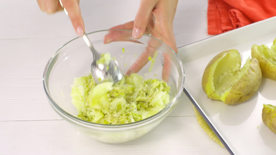 Zalmkoekjes met gepofte aardappel en prei stap 13.mov