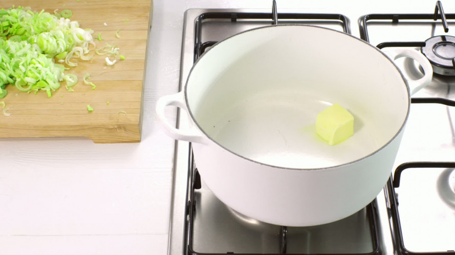 Zalmkoekjes met gepofte aardappel en prei stap 4.mov