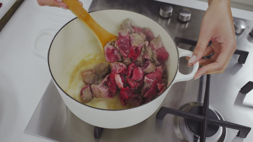 Mediterrane rundvleesragout met polenta Stap 2.mp4