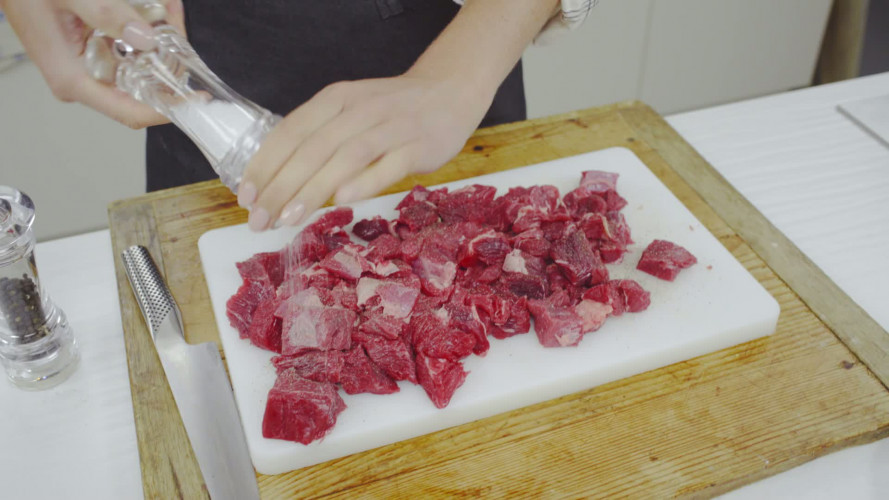 Mediterrane rundvleesragout met polenta Stap 1.mp4