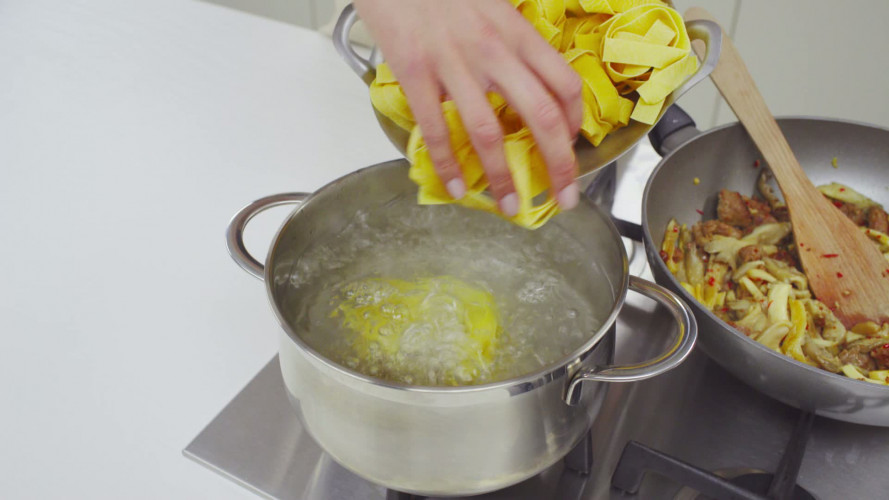 Pittige pappardelle met oesterzwam Stap 4.mp4