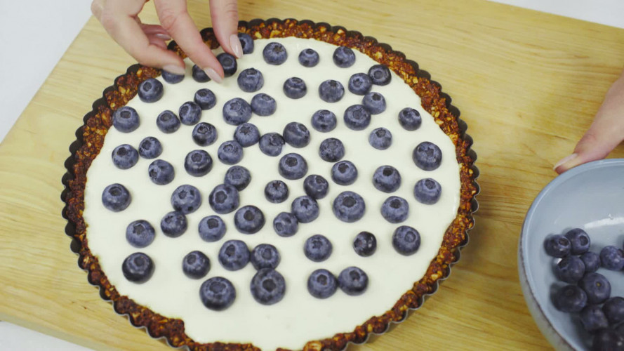 Cheesecake met notenbodem en blauwe bessen Stap 7.mp4