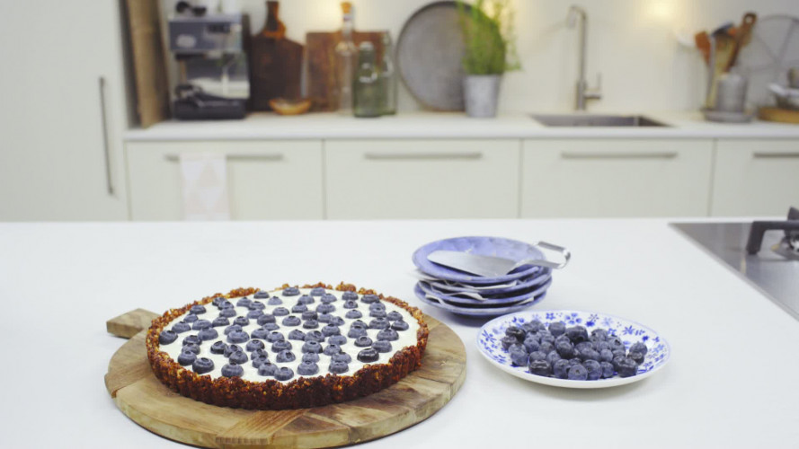 Cheesecake met notenbodem en blauwe bessen