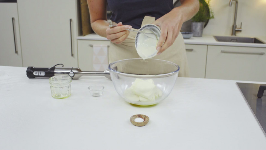 Cheesecake met notenbodem en blauwe bessen Stap 5.mp4