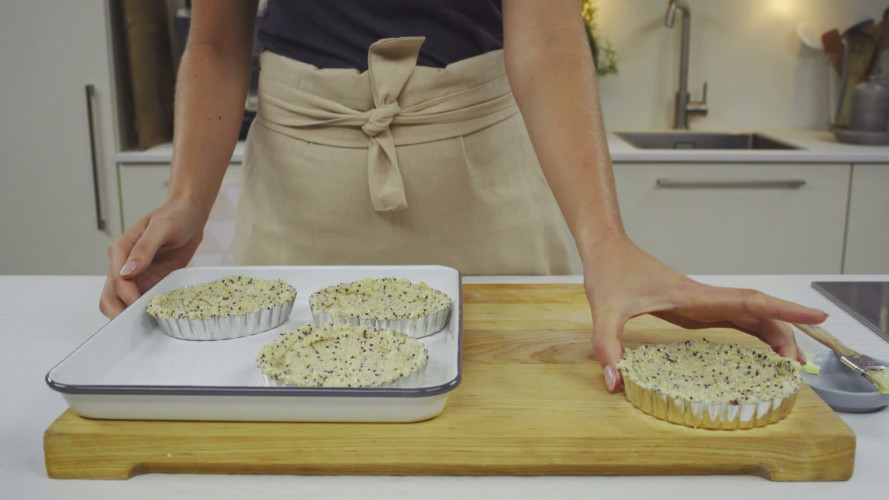 Driekazenquiches met bloemkoolbodem Stap 4.mp4