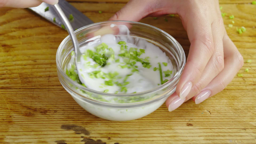 Groentefriet met falafel en yoghurtsaus Stap 6.mp4