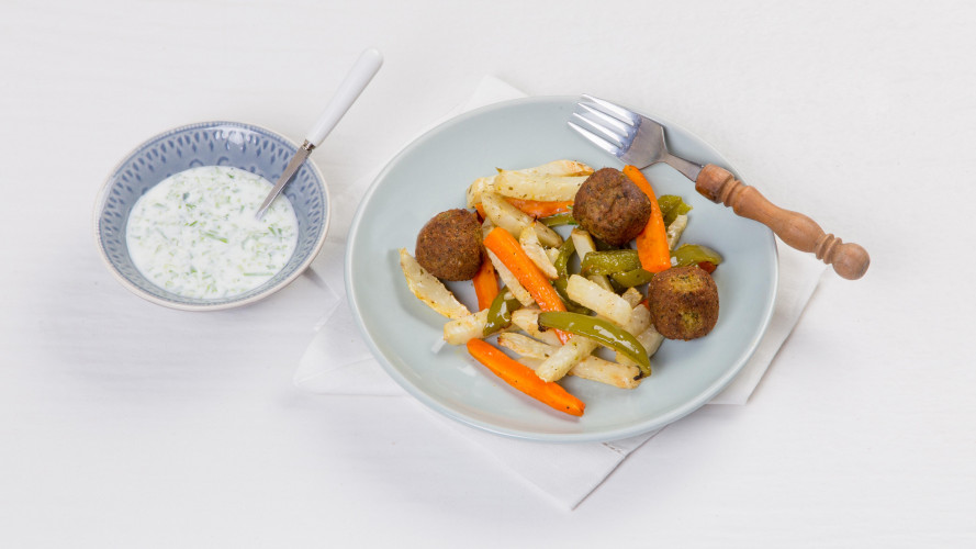 Groentefriet met falafel en yoghurtsaus