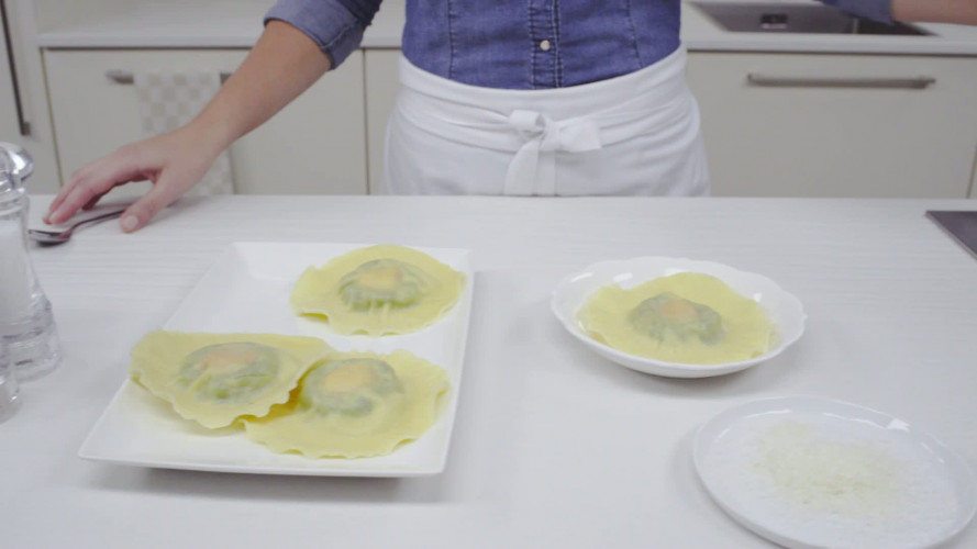 Antonio Carluccio reuzenravioli met verrassing Stap 15.mp4