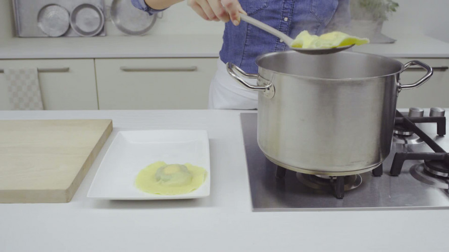 Antonio Carluccio reuzenravioli met verrassing Stap 14.mp4