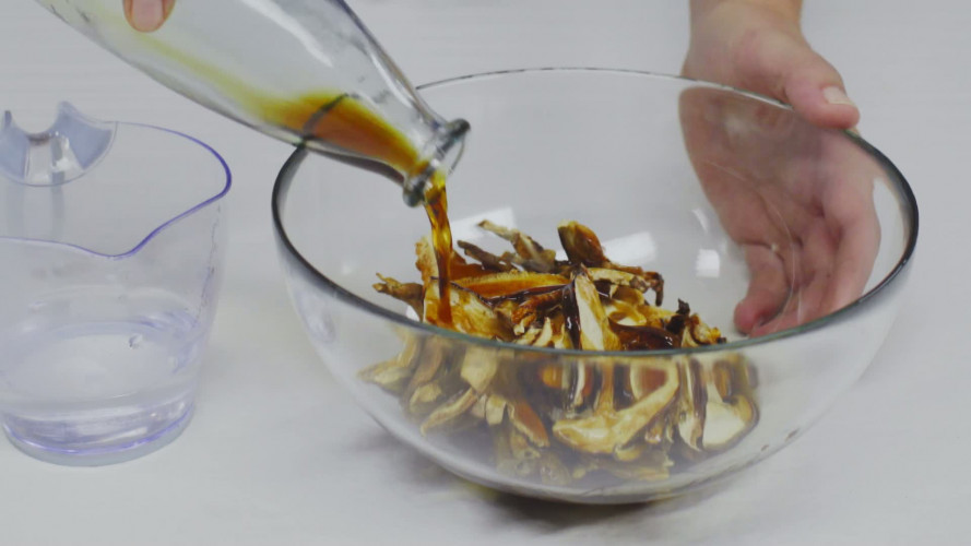 Heldere kippen-paddenstoelensoep Stap 4.mp4