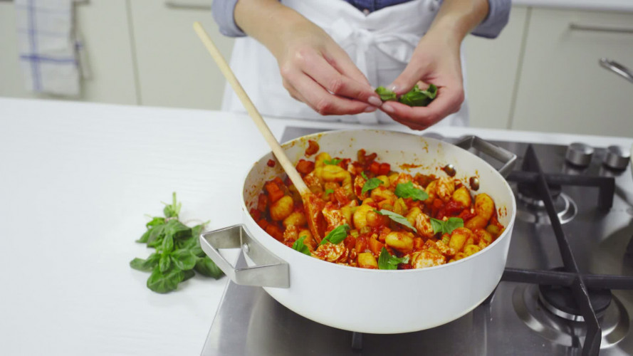 Gebakken Gnocchi Met Tomatensaus En Kalkoen Stap Mp Video