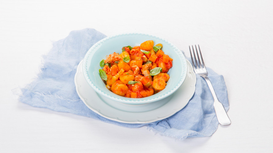 Gebakken gnocchi met tomatensaus en kalkoen 