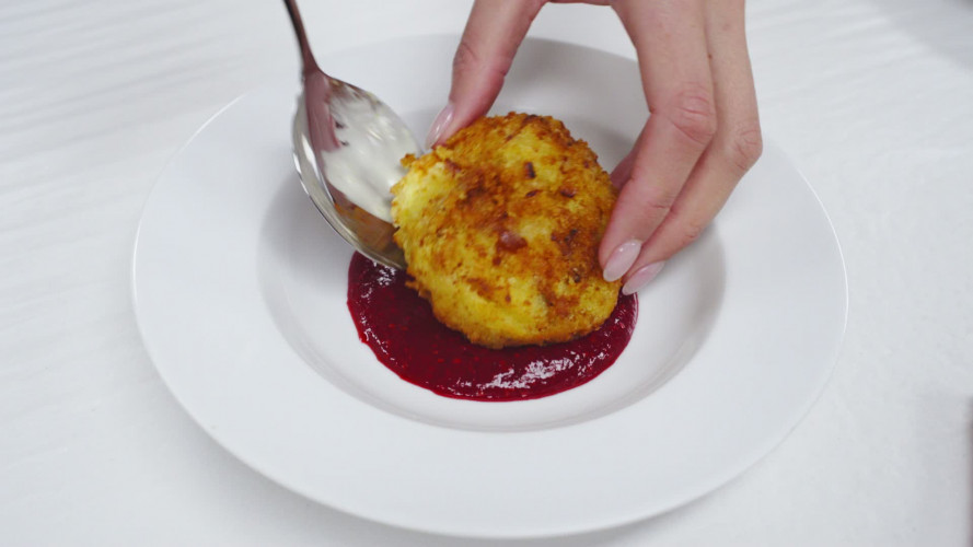 Gefrituurd ijs met frambozencoulis Stap 10.mp4