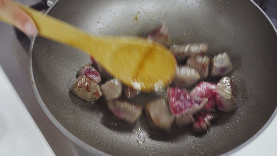 Indiase tomatencurry met biefstuk Stap 2.mp4