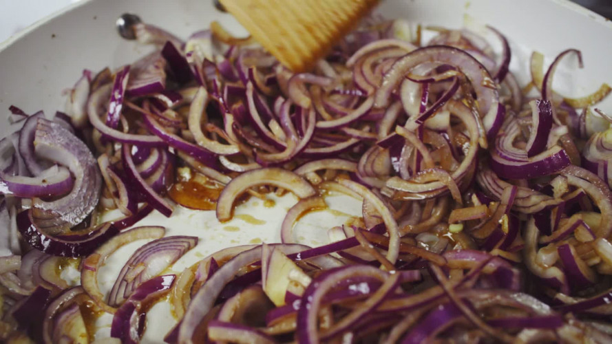 Kaaspie met gekaramelliseerde ui Stap 2.mp4