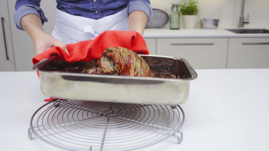 Varkensrollade met spek, vijgen en balsamico-uitjes Stap 11.mp4
