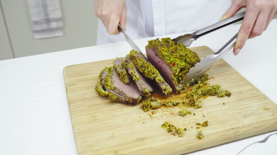 Slow roasted rosbief met groenekruidenkorst Stap 8.mp4
