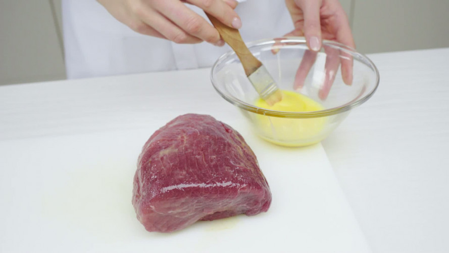 Slow roasted rosbief met groenekruidenkorst Stap 5.mp4