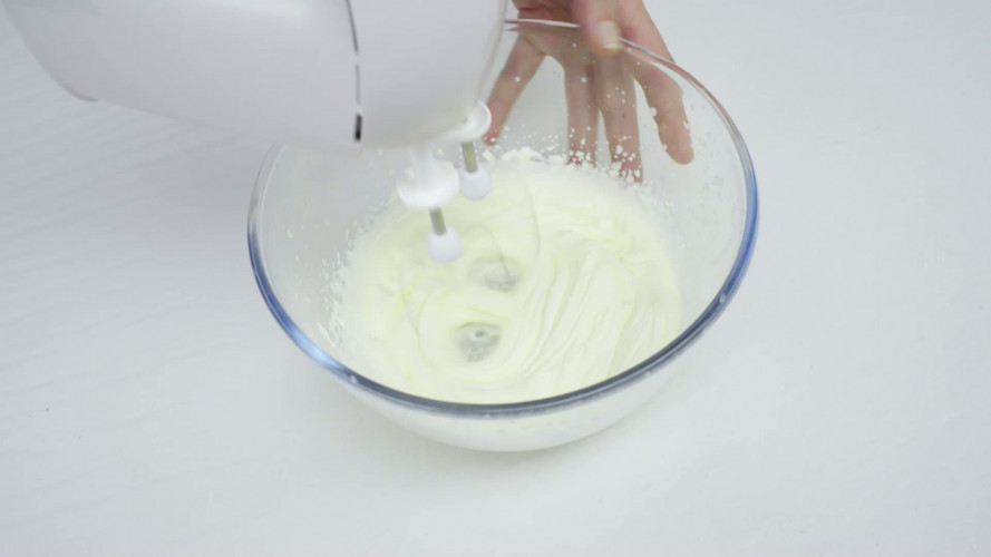 Espresso-merinquerol met hazelnootroom Stap 8.mp4