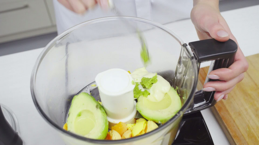 Gevulde eitjes met avocado en wasabicrunch Stap 5.mp4