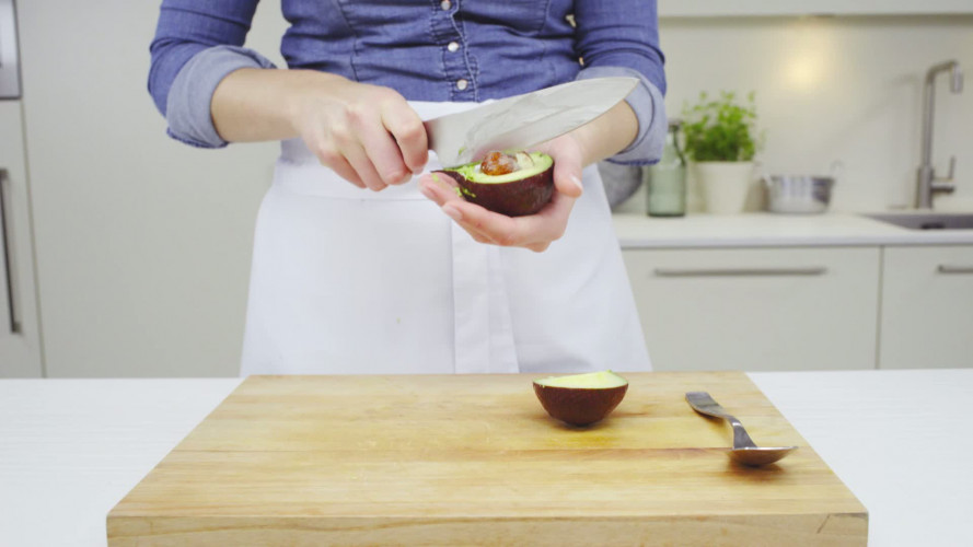 Gevulde eitjes met avocado en wasabicrunch Stap 4.mp4
