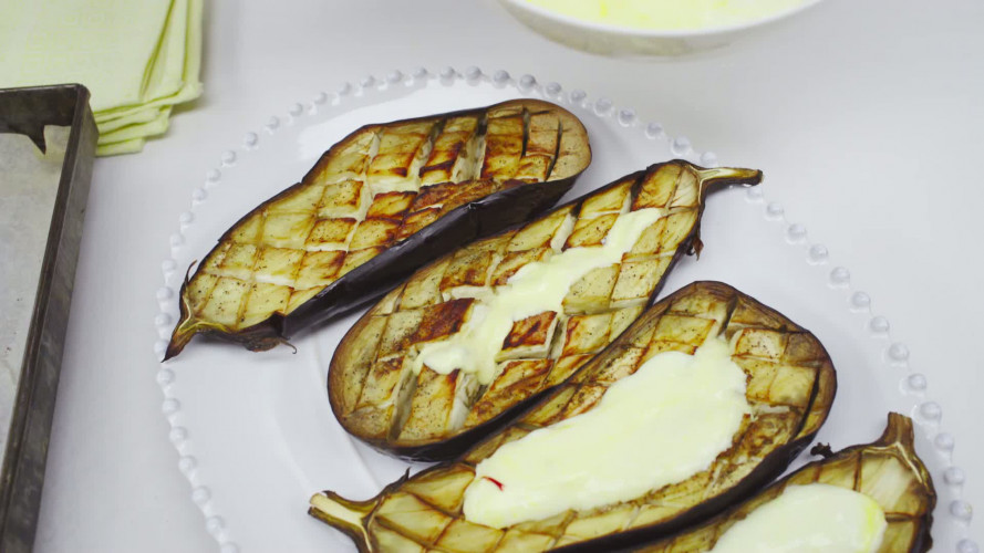 Yotam Ottolenghi's geroosterde aubergine Stap 7.mp4