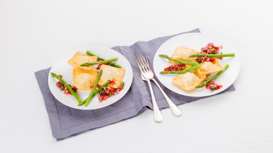 Gefrituurde geitenkaasravioli met gembersalsa