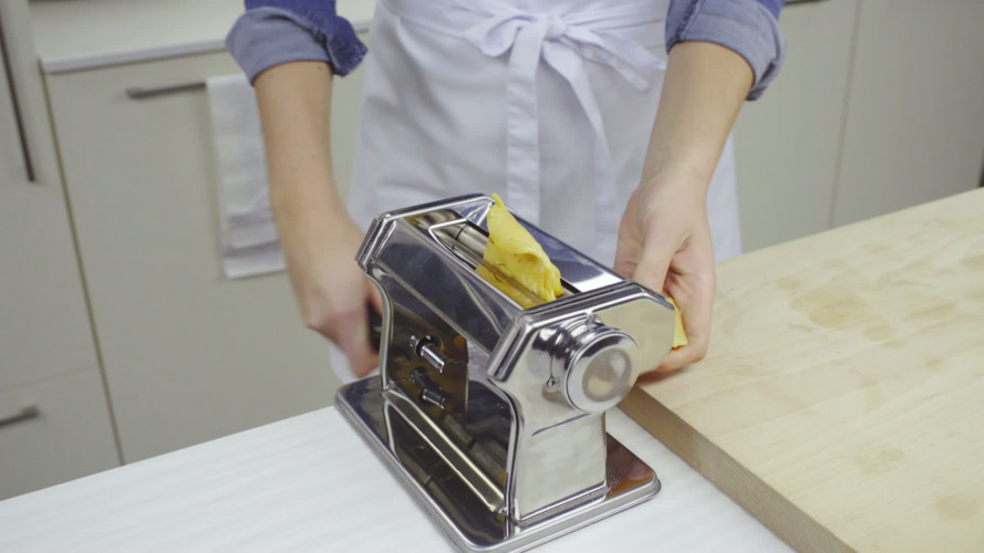 Gefrituurde geitenkaasravioli met gembersalsa Stap 9.mp4