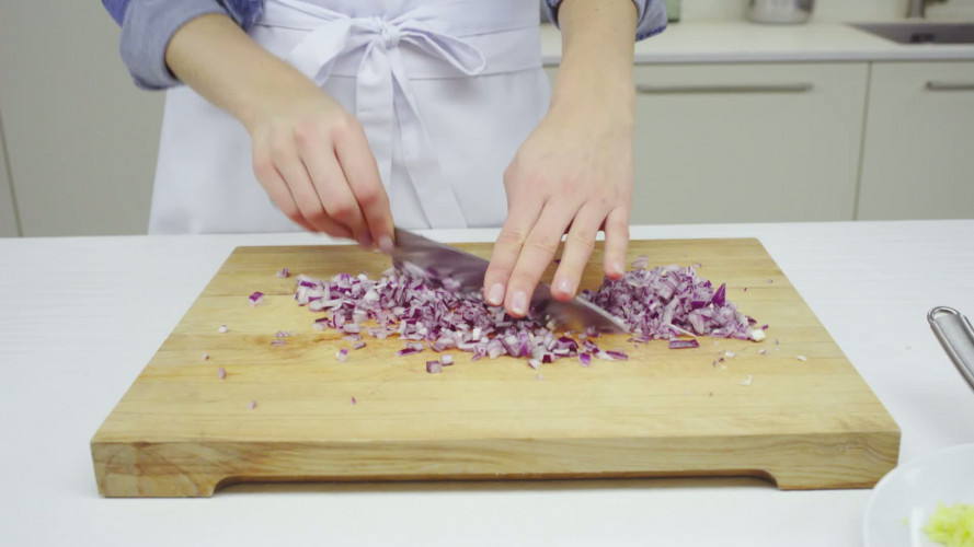 Gefrituurde geitenkaasravioli met gembersalsa Stap 5.mp4