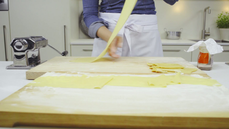 Gefrituurde geitenkaasravioli met gembersalsa Stap 10.mp4